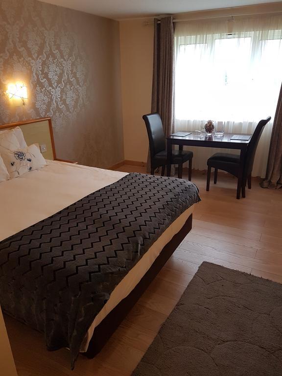 Travel Plaza Hotel Desborough Экстерьер фото